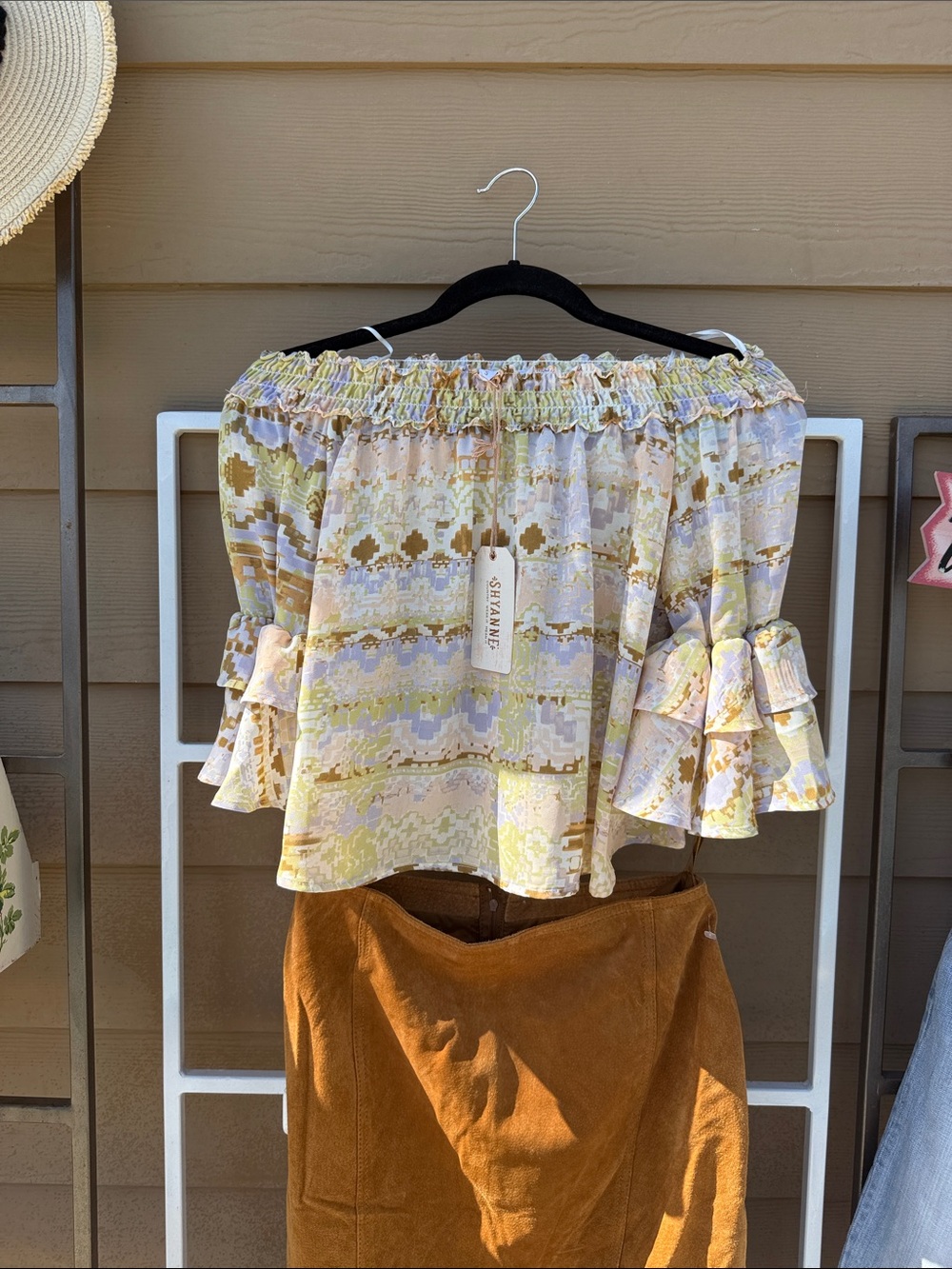 "Shyanne" NwT Boot Barn Pastel Geo Off-OnShoulder Ruffle Blouse Small blouse
